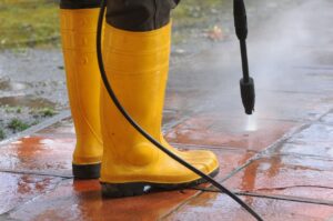 contratar una empresa de limpieza en valencia- botas de agua