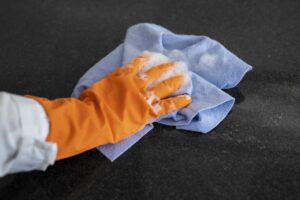 contratar una empresa de limpieza en valencia -mano limpiando