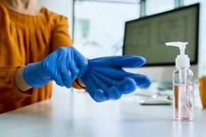 contratar limpieza de oficinas en valencia - poner guantes