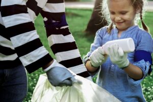 limpiar escuelas en valencia - niña recogiendo plasticos